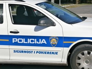 Slika PU_BP/Policijski auto-pol.i sig..JPG